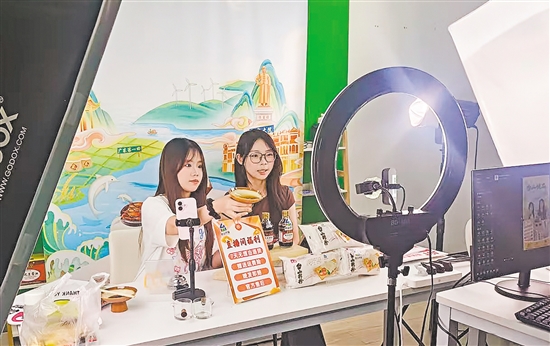 在“台山优品”直播间,主播通过镜头向观众推介台山特色农产品。 在“台山优品”直播间,主播通过镜头向观众推介台山特色农产品。