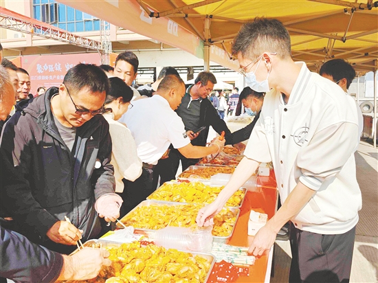 参会嘉宾现场品尝“大鳌虾”。 参会嘉宾现场品尝“大鳌虾”。