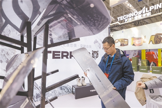 1月6日,参会嘉宾在2026哈尔滨冰博会现场观看滑雪板。新华社发 1月6日,参会嘉宾在2026哈尔滨冰博会现场观看滑雪板。新华社发