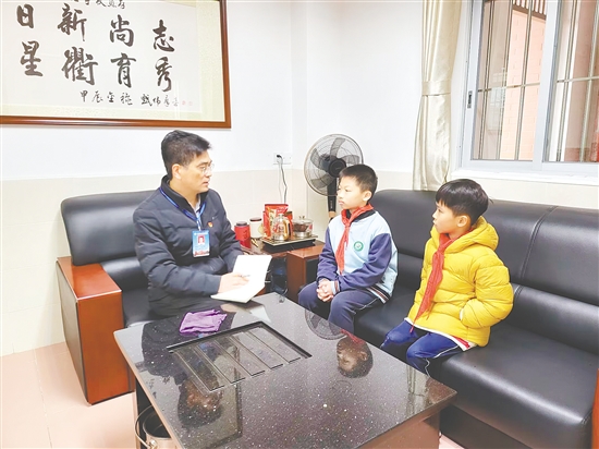 学生可直接向台山市李星衢纪念学校校长苏金练（左一）反映问题。