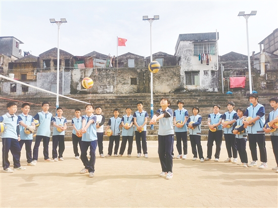 台山市冲蒌镇中心小学的排球小将们基本功过硬。