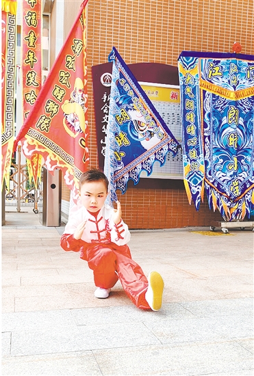 江门幼儿园小朋友展示叶问蹲。