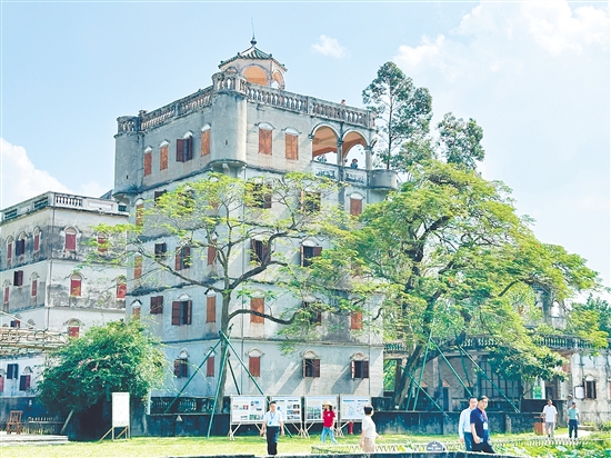 充满“侨味”的开平碉楼自力村景区。