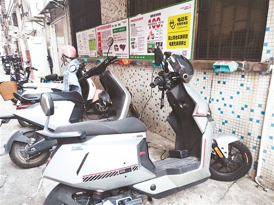 此次新增的充电设施优先覆盖了老旧小区、人员密集片区等重点区域,选址严格遵循《建筑设计防火规范》《电动自行车充电设施安全技术规范》等国家标准。 此次新增的充电设施优先覆盖了老旧小区、人员密集片区等重点区域,选址严格遵循《建筑设计防火规范》《电动自行车充电设施安全技术规范》等国家标准。