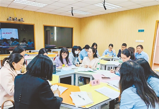 开平市教师们进行教学研讨。
