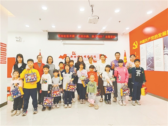 15对亲子家庭齐聚一堂,共同参与“亲子同心,幸福同行”主题活动。 15对亲子家庭齐聚一堂,共同参与“亲子同心,幸福同行”主题活动。