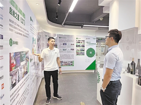 庞太武（左）向创业者讲解企业孵化器和江海发展机遇。