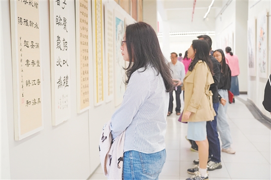 市民参观“书香政协”江海区书法美术摄影作品展。 市民参观“书香政协”江海区书法美术摄影作品展。