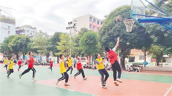 每年学校的体育节都人气满满,各种比赛激发了学生运动锻炼的兴趣。 每年学校的体育节都人气满满,各种比赛激发了学生运动锻炼的兴趣。