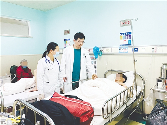 台山市医共体总院专家为基层病人进行会诊。