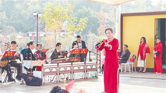 台山市引导创作者深入基层，从本土生活中汲取灵感，创作“接地气”、触动心灵的作品，推动文艺实践蓬勃发展。