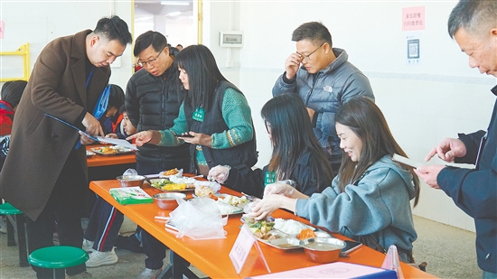 陪餐家长要对菜品的价格、色泽、口感、营养搭配等进行逐一评价。黄颖欣