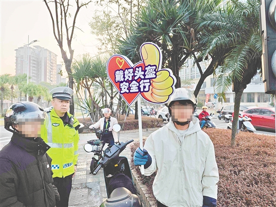 交警对存在轻微交通违法的当事人进行批评教育后,引导其加入交通劝导队伍,化身为“临时交通劝导员”。 交警对存在轻微交通违法的当事人进行批评教育后,引导其加入交通劝导队伍,化身为“临时交通劝导员”。