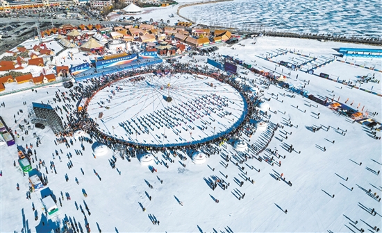 人们参加冰雪渔猎文化旅游节开幕式（无人机照片）。