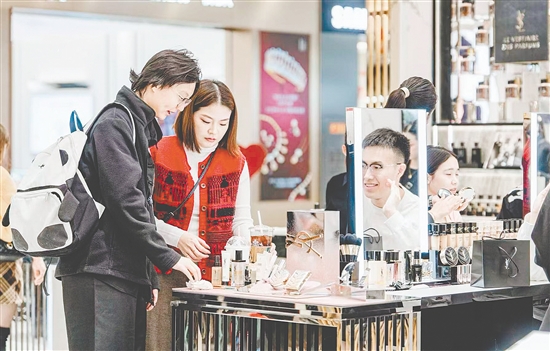 江门大融城打造的美妆一条街，吸引了YSL等国际大牌首店进驻。