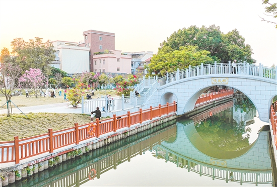横跨河道的德秋桥是高村村的标志性景观，为村民出行带来便利。刘淑君