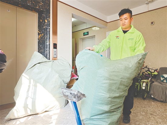 环保骑士工作人员为居民上门提供废品回收服务。