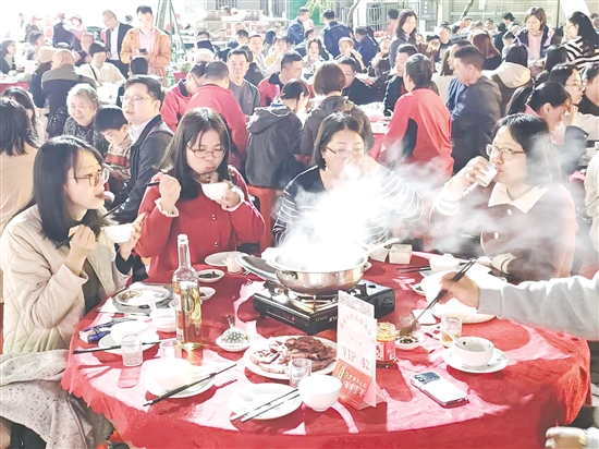 市民在龙口镇霄南村享受美味牛肉，品味鲜卑美食文化。