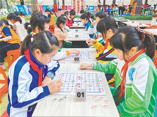 棋手们沉着应战、巧布棋局。