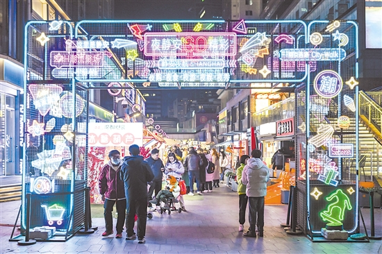 1月7日在上海市静安区吴江路拍摄的夜间市集现场。 1月7日在上海市静安区吴江路拍摄的夜间市集现场。