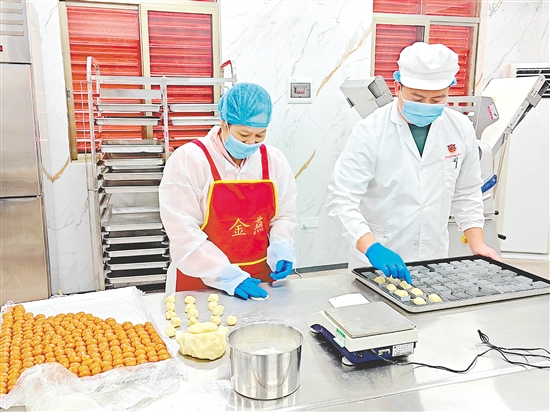 何金燕回到家乡开糕点铺，美味出品广受欢迎。