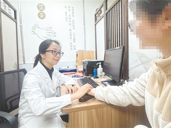 医生为干性湿疹患者看诊。 医生为干性湿疹患者看诊。