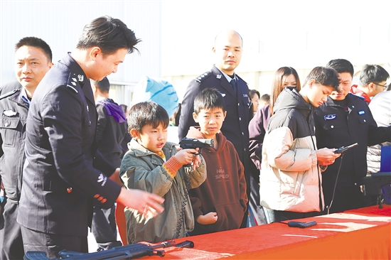 警营开放日活动吸引家属群众参加。 警营开放日活动吸引家属群众参加。