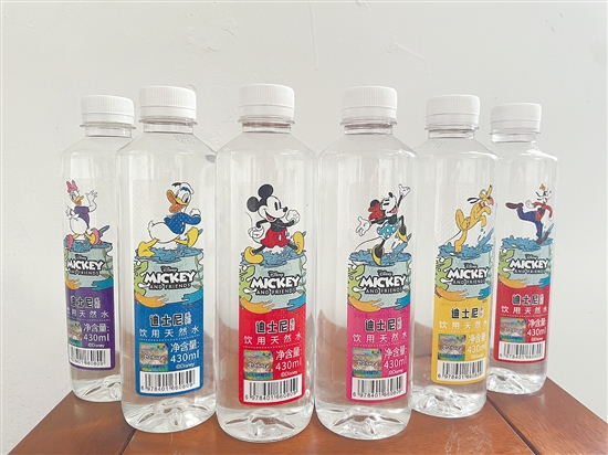 迪士尼系列饮用天然水产品涵盖四种规格，迪士尼授权旗下28个IP形象用于产品包装和水厂空间设计。