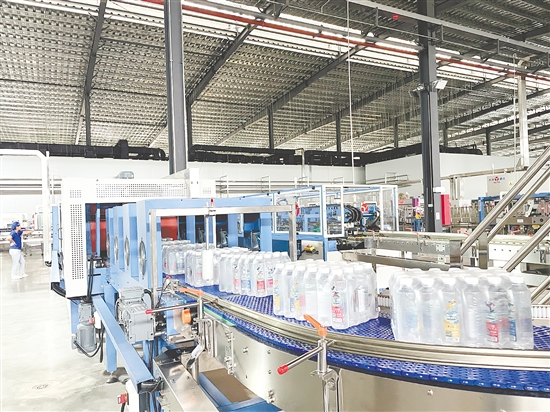 恩州山泉水斥资打造4条自动化生产线，实现日产10万箱饮用水的产能规模，今年产能预计超3000万箱，产值将突破3亿元。