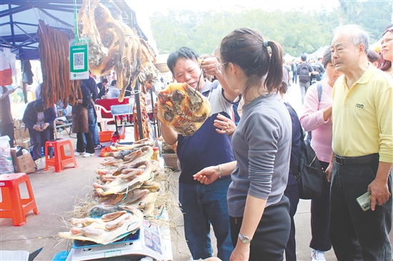 那吉镇腊鸭菜心集市仅三天就迎客4万余人次，带动消费超200万元。