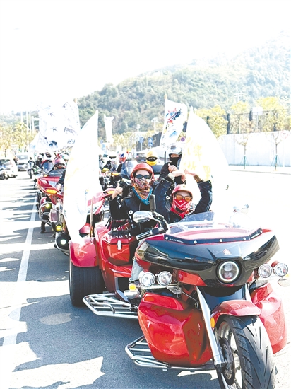 女骑队伍沿恩平“冯如故里温泉骑行环线”穿行,在山水间领略恩平独特的温泉文化、航空文化与侨乡风情。 女骑队伍沿恩平“冯如故里温泉骑行环线”穿行,在山水间领略恩平独特的温泉文化、航空文化与侨乡风情。