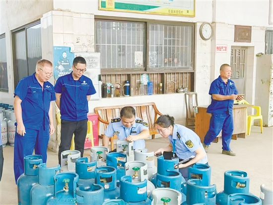 青年干部在实践中增强业务能力。