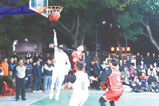 比赛场上，运动员奋力拼搏。