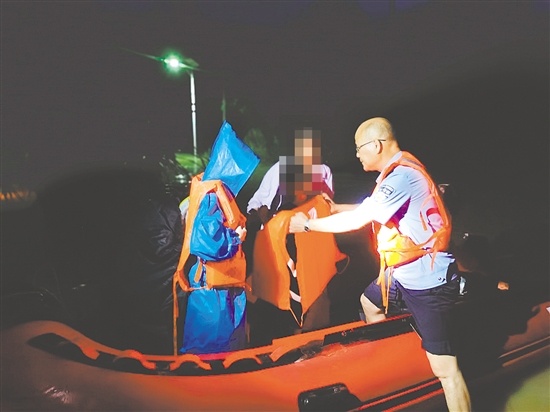 2025年9月25日,因河水暴涨,几名群众在良西镇被困。当地民警在110的精准指挥下,顺利救出被困群众。 2025年9月25日,因河水暴涨,几名群众在良西镇被困。当地民警在110的精准指挥下,顺利救出被困群众。