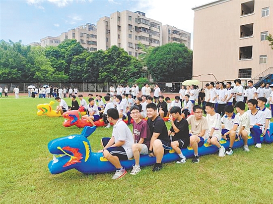 鹤山市鹤华中学开展了多种体育社团活动。