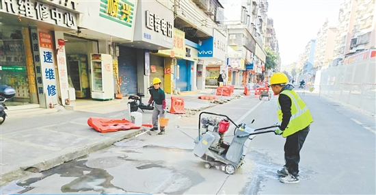 开平市以雨污分流改造为抓手,逐步攻克一个个老旧小区的历史遗留问题。 开平市以雨污分流改造为抓手,逐步攻克一个个老旧小区的历史遗留问题。