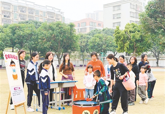 家长与孩子携手闯关，亲情在升温，规则意识、协作精神在活动中养成。