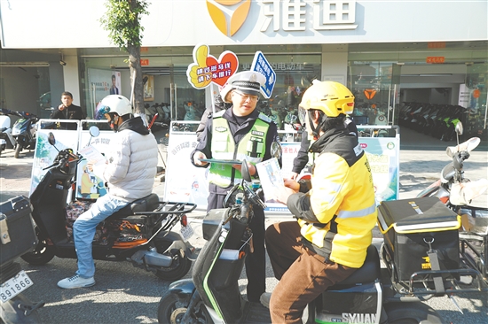 交警提醒骑手群体，应带头遵守交规、文明骑行。