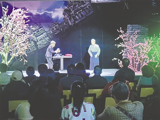 1月10日下午，《碉楼·寒燕归巢》粤语版在塘口镇粮语·艺术公社上演。