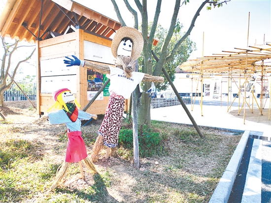 在塘口旧墟停车场的稻草人。