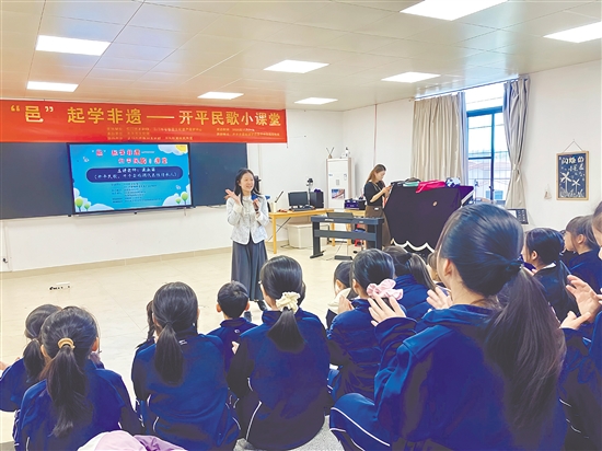 梁淑苗积极推进推广和传承工作，让市民群众感受开平民歌的独特魅力。