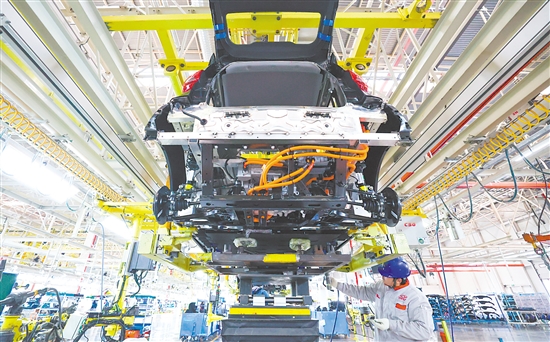 1月8日，在奇瑞新能源汽车股份有限公司石家庄分公司总装车间，员工在装配新能源汽车。新华社发