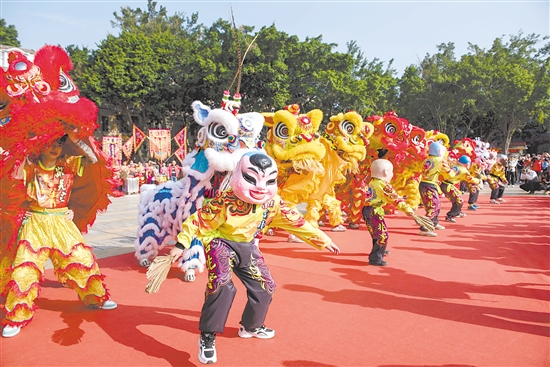 每逢节庆日,江海区街头巷尾都会看到大头佛表演。诙谐幽默、憨态可掬的大头佛形象惹人喜爱。 每逢节庆日,江海区街头巷尾都会看到大头佛表演。诙谐幽默、憨态可掬的大头佛形象惹人喜爱。