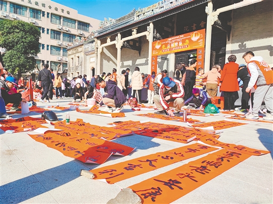 市民将春联铺在空地上晾晒。
