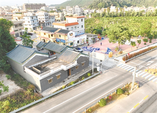 五四村村内道路实现硬底化,村民出行更加便利。 五四村村内道路实现硬底化,村民出行更加便利。