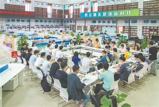 学校举办创业团队交流分享会。