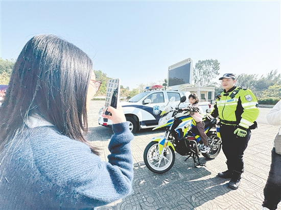 活动现场，民警与市民进行互动。