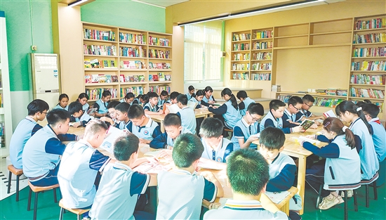 大江镇中心小学图书阅览室功能齐全、环境舒适。