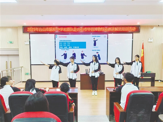 培训中，学生们在讲解员的指导下学习志愿讲解专业知识。