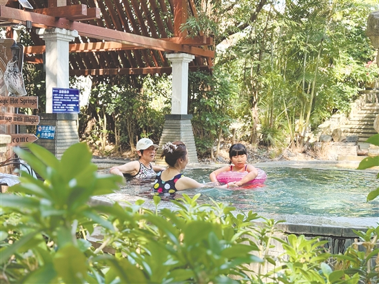 三合温泉旅游进入小高峰。 三合温泉旅游进入小高峰。